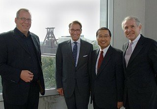 Der japanische Botschafter Toshiyuki Takano besucht die Zollverein school Universalthema 